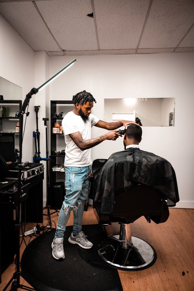 Paul's Barbershop Logo