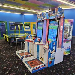 Nickelcade - Air hockey and Japanese imported games