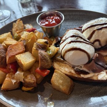 B2 Bistro + Bar - Brunch burrata/prosciutto, fig jam/ brie/ sour dough toast - Cocktail Bars Near Me - Toms River, New Jersey