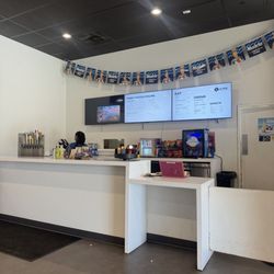 Le Five West Sacramento - Concession area in the lobby