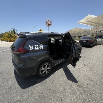 eTransfers - What they sent and the driver yelled at me and threw my suitcase out. - Airport Shuttles Near Me - Cancún, ROO