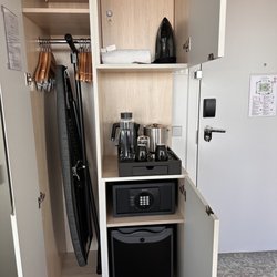 Courtyard by Marriott Paris Gare de Lyon - Small closet space