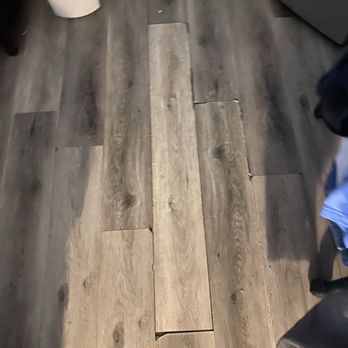 Super Shine Motel - Floor chipped, dirty, damp - Hotels Near Me - Wilmington, Illinois