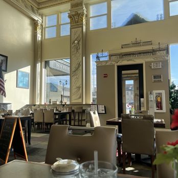 Dali's Cafe - Bright and airy eating atmosphere - Breakfast & Brunch Near Me - Manitowoc, Wisconsin