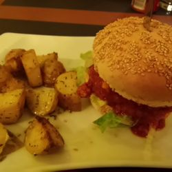 B2 Burger & Beer - Hamburger chili con patate al forno