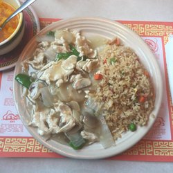 Happy Wok - Moo Goo Gai Pan Lunch Plate...  Now that's a whole lotta food for under 6 bucks!! Soup included!