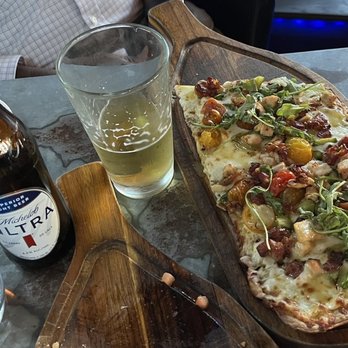 Blackwall Hitch - Michelob Ultra and Chicken bacon flatbread - Seafood Near Me - Alexandria, Virginia Blackwall Hitch - Michelob Ultra and Chicken bacon flatbread - Seafood Near Me - Alexandria, Virginia