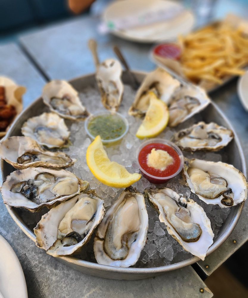 EMC Seafood & Raw Bar - Woodland Hills
