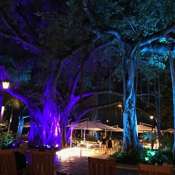 The Beach Bar - Banyan Beach Club at night - Bars Near Me - Honolulu, Hawaii The Beach Bar - Banyan Beach Club at night - Bars Near Me - Honolulu, Hawaii
