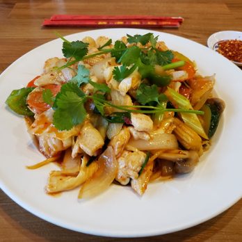 Le-Le M.L.K Restaurant - Pan fried soft noodles with chicken - Vietnamese Near Me - Tacoma, Washington