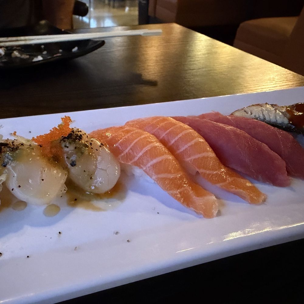 Seared scallop, salmon, tuna, unagi Seared scallop, salmon, tuna, unagi
