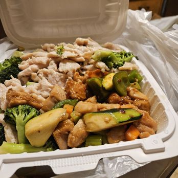 Golden Palace Buffet - Chicken & Broccoli & chicken with zucchini - Chinese Near Me - Livonia, Michigan