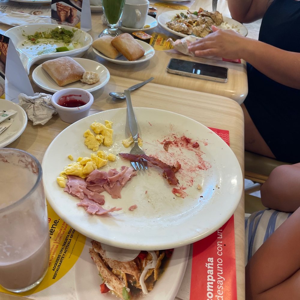 VIPS - My daughter almost done before my wife's food got here!! - Cafeteria Near Me - Cancún, ROO VIPS - My daughter almost done before my wife's food got here!! - Cafeteria Near Me - Cancún, ROO