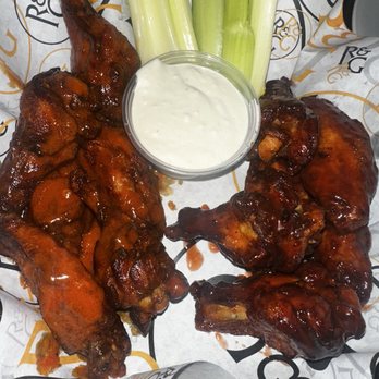 The Rust & Gold - 12 Wings - Sports Bars Near Me - Huntington, New York
