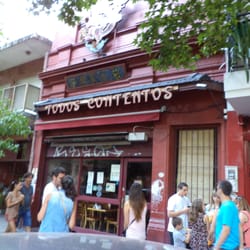 Todos Contentos - Muchas personas circulan los fines de semana por la vereda de Todos Contentos..