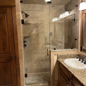 Inn On Lake Granbury - Belle Star shower and double sinks. - Hotels Near Me - Granbury, Texas