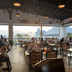 Hunt's Oyster Bar & Seafood Restaurant - Upstairs outside bar