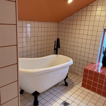 Dreamers By DW - Rain shower is to the right! Very large relaxing shower. - Bed & Breakfast Near Me - Wilmington, North Carolina Dreamers By DW - Rain shower is to the right! Very large relaxing shower. - Bed & Breakfast Near Me - Wilmington, North Carolina