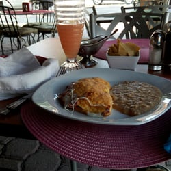 Cafetería María Luisa - omelette (o como se escriba) con jamon, tocino y queso) y un jugo de toronja.