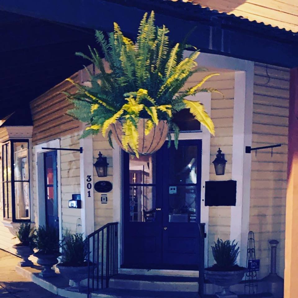 LAFITTE RESTAURANT & COURTYARD CLOSED Updated April 2024 301