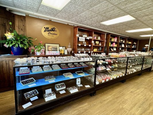 Muth's Candies by null