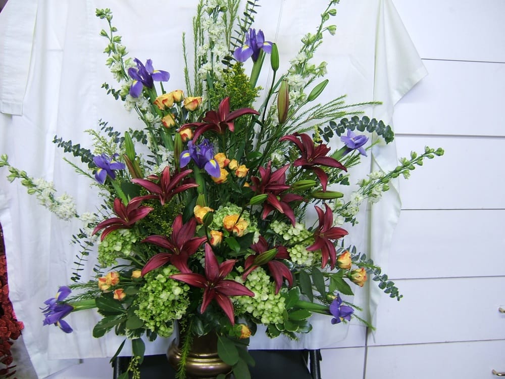 FLOWER GALLERY Updated September 2024 426 10th Ave, Menominee, Michigan Florists Phone