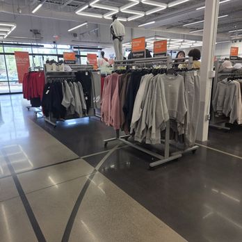 Nike - Shoe Stores Near Me - Fairfax, Virginia