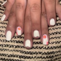 D & T Tran Nails - 3 broken nails and now a crack in the index finger !