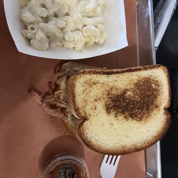 Heavy Smoke BBQ - Pulled pork and white Mac n cheese - Barbeque Near Me - O'Fallon, Missouri