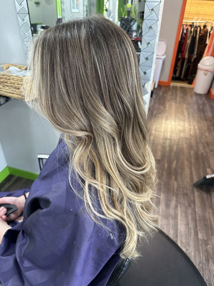 the tHAIRapy lounge Logo