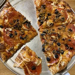Bennys Pizza Joint - Pepperoni, mushroom and olive 12 in