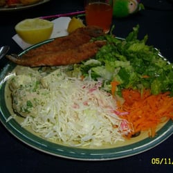 Mercado Puerto - Exquisitos platos: Merluza con ensaladas variadas por ($3.500).