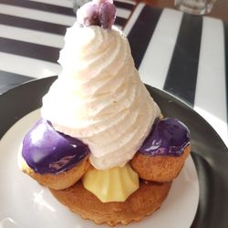 Poulet Jérome - Saint Honoré revisité à la violette, la générosité du Saint Honoré avec l'originalité en plus !