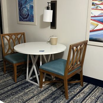 Bahama House - Table and chairs inside room. - Hotels Near Me - Daytona Beach, Florida