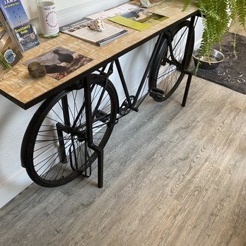 SCP Depoe Bay - What a cool hallway table! - Hotels Near Me - Depoe Bay, Oregon