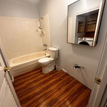 Krissy Cleaning Services - Bathroom - Home Cleaning Near Me Krissy Cleaning Services - Bathroom - Home Cleaning Near Me
