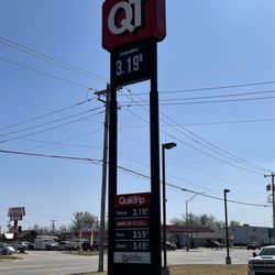 QuikTrip - Road Signage - Current Gas Pricing