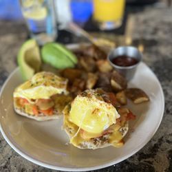 Riverhouse Lodge - Smoked salmon Egg Benedict for breakfast at the lobby's restaurant