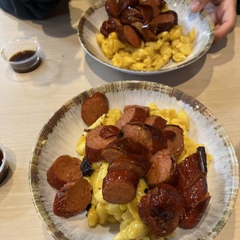 Humboldt Smokehouse - mac bowl with hot links - Barbeque Near Me - Eureka, California