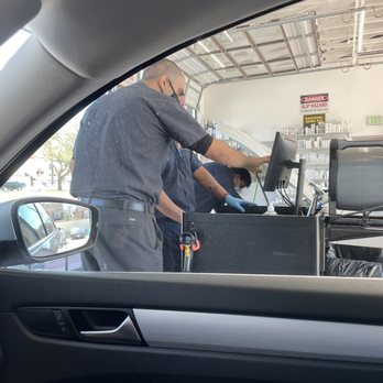 Take 5 Oil Change - Apparently it takes every guy in the shop to change the oil of one car.  Especially if it's a female customer - Oil Change Stations Near Me - Bellaire, Texas