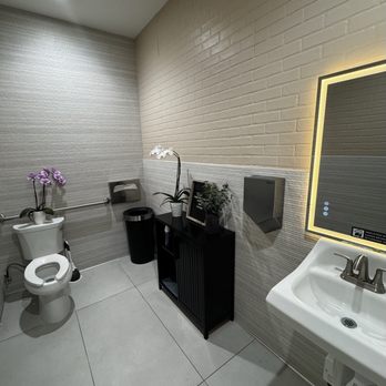 QYN Coffee - Bathroom. - Coffee & Tea Near Me - Costa Mesa, California