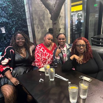 Seven Nineteen Restaurant - Friends enjoying the atmosphere in music on Valentine's Day - Seafood Near Me - Los Angeles, California Seven Nineteen Restaurant - Friends enjoying the atmosphere in music on Valentine's Day - Seafood Near Me - Los Angeles, California