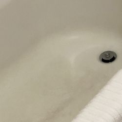 Comfort Inn & Suites Kenosha-Pleasant Prairie - Filfth on tub floor