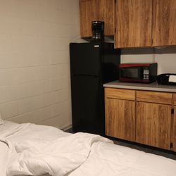 Hilo Reeds Bay Hotel - Bed and kitchen area