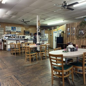 Di's Diner - Dining room and counter in the back. - Restaurants Near Me - Bulls Gap, Tennessee