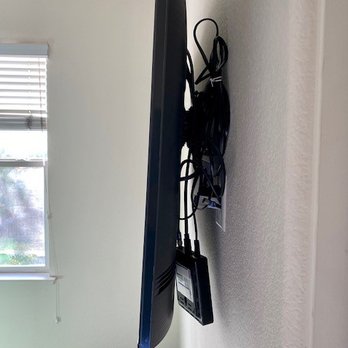 Bay Area Wall Mounts - Wires showing, cable box fell down after a day - Home Theatre Installation Near Me