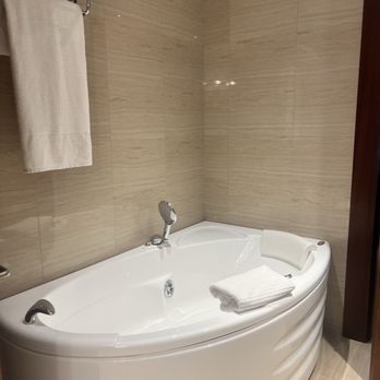DoubleTree by Hilton Turin Lingotto - Jacuzzi tub located in the master bathroom of the presidential suite - Hotels Near Me - Torino, TO