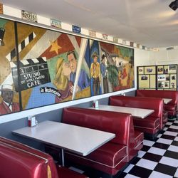 Larry's Chili Dog - Inside