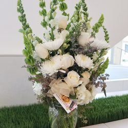 Event Connoisseur Flowers and Gifts - Gorgeous sympathy peace to honor a loved one