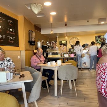 Flavour Cafe - Loads of coffee choices and not only that food options as well.... salads, bowls, toasts, sandwiches. - Cafes Near Me - Tavira, 08
